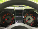 視認性の高いメーター類が、運転に必要な情報を的確に伝えます。運転状況を把握しやすく、安全運転をサポートします。デザインもスポーティ。