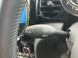 操作しやすい位置に配置されたウインカーレバー。スムーズな車線変更をサポートします。
