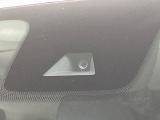 【三菱e-Assist】走行中に前方の車両等を認識し、衝突しそうな時は警報とブレーキで衝突回避と被害軽減をアシスト。より安全にドライブをお楽しみいただけます。