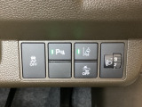 ハンドルの右側にはヘッドライトレベライザーとHondaセンシング用のメインスイッチがついています。ヘッドライトレベライザーは道路状況や積荷の加重に応じてライトの高さを調節できます。