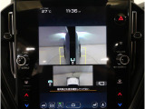 左右のサイドカメラ映像を同時に表示し、車両周囲の死角をしっかりカバー。狭い道や駐車時の接触リスクを減らし、安心して操作できる視界を確保します。