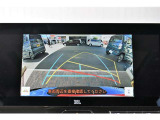 バックガイドモニター付き。車両後方の映像をナビ画面に表示し、駐車などの後退操作をサポートします。