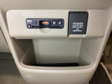アクセサリーソケットの隣に、ETCがついています。高速道路の料金所の通過も楽々です!その下には物が置けるボックスがついています。