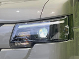 【LEDヘッドライト】悪天候や夜間走行時も良好な視界を確保し安心して運転できる高輝度LEDヘッドライトを装備!点灯速度が早く、消費電力も抑えられています。