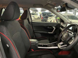 運転席の画像です。足元やシートまわりに余裕があり、リラックスした姿勢で運転が可能です。視界も良好で操作系へのアクセスもしやすく、快適で安心感のあるドライブをサポートします。