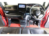 ドライバーを包み込むように、ディスプレーやスイッチ、コンソールを配置。座った瞬間から運転への期待が!空間そのものの心地よさにこだわっています。