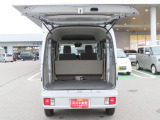 バックドアは雨でも荷が濡れにくい上開き跳ね上げ式。間口も広いので作業もはかどりそうですね!