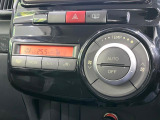 【オートエアコン】一度お好みの温度に設定すれば、車内の温度を検知し風量や温度を自動で調整。暑い&hellip;寒い&hellip;と何度もスイッチ操作をする必要はありません。快適な車内空間には必須の機能ですね♪
