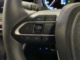 マルチインフォメーションディスプレイ内の表示切替や運転支援機能、オーディオの操作をステアリングから手を放さず行うことができ、運転に集中できます。