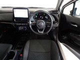 革巻きステアリングで快適な操作性の運転席です。
