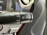 操作感の良いウインカーレバーは、確実な合図を出すことができます。安全な車線変更や右左折をサポートします。