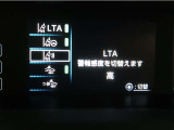 レーンディパーチャーアラートとは車線、又は走路からの逸脱の可能性を警告すると共に、車線、又は走路からの逸脱を避けるためのハンドル操作の一部を支援する機能です。詳細は販売店スタッフまでお尋ね下さい。