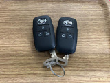 【スマートキー】 スマートキーを携帯していれば、ドアハンドルのボタンを押してロックの解除ができ、パワースライドドアもワンタッチで開閉できます