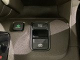 セレクトレバーの右に電子制御パーキングブレーキがあります。スイッチひとつで、停車した地点の傾斜などをシステムが検知・判断してブレーキ力を自動的に最適制御し、しっかり停車できるパーキングシステムです。