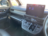 助手席周辺はこのようになっております。運転手だけでなく助手席に一緒に乗られる方も広々と快適にお乗り頂けるような設計です!各種装備を次の写真からご案内いたしますのでご覧ください。
