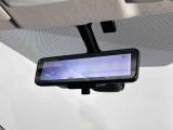 スマートルームミラーで後方の映像がルームミラーで確認できます。