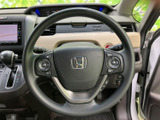 握りやすいステアリングは、運転操作をスムーズにします。オーディオやハンズフリー通話のスイッチも配置され、運転に集中できます。快適なドライビングを。