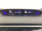 デジタル表示のスピードメーターを大きく配した見やすいメーター部になっています。左側のインフォメーション画面でオドメーターや燃費などの情報を確認できます。