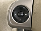 ステアリングスイッチがついていますので、オーディオのチャンネル変更、ボリューム、ジャンル変更が操作可能です。ハンドルから手を離さず安全に操作できます。