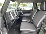 運転席周りは、使いやすいように設計されています。操作しやすい位置にスイッチが配置されており、安全運転をサポートします。快適なドライブ空間です。