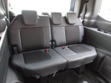 3列目シートは車内全体を爽快に見渡せて、座り心地も快適に。すべてのシートの居心地を、とことん追求しました。