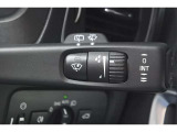 右側にはウオッシャ―一体型ワイパーレバーがつきます。