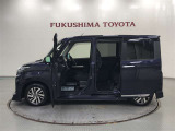 【まるごとクリーニング】シートを取り外し、車内を徹底洗浄。隅々まで丁寧に仕上げています。