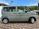 車線逸脱抑制機能です。カメラが左右の区画線を検知し、はみ出す可能性が高いと判断した場合にドライバーにステアリング操作を促し、車両を車線の内側に戻すように支援をします。