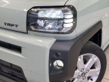【LEDヘッドライト】悪天候や夜間走行時も良好な視界を確保し安心して運転できる高輝度LEDヘッドライトを装備!点灯速度が早く、消費電力も抑えられています。