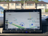 見やすい地図表示で、目的地へのナビゲーションをサポートします。高精細な画面で、道路状況を的確に把握できます。安心して運転に集中できます。