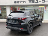 【ブラインド・スポット・モニタリング】隣車線を後方もしくは側方から接近する車両を検知してドアミラーに表示。その状態でのウインカー操作の際には警報音で危険をお知らせ。駐車場からバックで出庫の際にも活躍