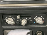寒い冬も暑い夏も全席に快適な空調を届けてくれる、ダイヤル式エアコンを装備♪