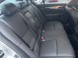 ★リアシート★昔に比べて足元がゆったり広くなりました。運転席だけではなく、すべての席に座ってみて下さい。同乗者様もきっと喜ばれると思います。