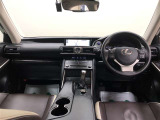 水平基調のインストルメントパネルは、視界確保や車両挙動の把握のしやすさに貢献!運転に集中できるスポーツコックピットとなっています。
