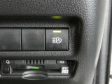 オートマチックハイビーム装備です。先行車や対向車のライトを認識し、ハイビームとロービームを自動で切り替える機能です。夜道の視界を確保します。詳細は販売店スタッフまでおたずねください。