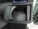 カップホルダーは運転席や助手席からちょうど手の届く位置です!!