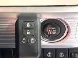 【キーレススタートシステム】カバンやポケットに入れたままでもドアの施錠・解錠が可能なスマートキーを装備。エンジンのオン・オフ時もカギを取り出す必要が無いからとっても便利です♪