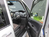 便利な運転席/助手席アームレストが付いてリラックスできます。