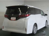 広々とした車内空間に優れた燃費性能。更にデザインも上質で人気のお車です!