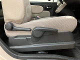 運転席シートリフターを装備しています★細かくドライビングポジションを設定できるので運転し易く、疲れにくいですね♪