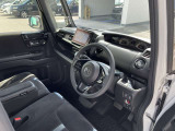 「運転席は広々と快適なドライビングポジション」