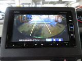 バックカメラの画像です。ガイドラインがスムースな車庫入れをサポートいたします。車庫入れの安心感がアップしますね。