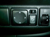 電動格納式ミラーなので、対向車などとのすれ違い時にも便利です。