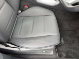 運転席・しわやへたりなど無く綺麗な状態です。