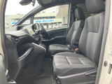 運転席からの視界は良好で、運転操作もスムーズに行えます。快適なドライビングポジションで、安全運転をサポートします。運転しやすい一台です。