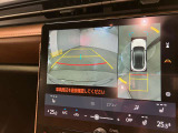 駐車時は、ガイドラインによりスムーズな駐車をサポートしてくれます。