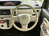 握りやすい形状で、運転操作をサポートします。ステアリング操作は軽快で、小回りが利き、運転しやすいでしょう。快適なドライビングを体験ください。