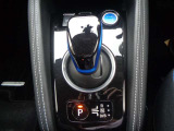 「未来」の運転感覚。手のひらで包むようにしてシフトする電制シフト。お問い合わせは03-5672-1023へ