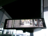スマートルームミラー付きです☆後方カメラの映像がルームミラーに映るので、たくさんの人や荷物をのせていても邪魔せず見られるのです♪
