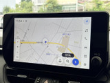 鮮やかな色彩で目的地までスムーズに導航。運転に集中しながら、快適なドライブをサポートします。道に迷う心配なく、新しい場所へ出かけられます。